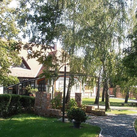 Martineum Felnottkepzo Akademia Hostel โซมบ็อตเฮย์ ภายนอก รูปภาพ