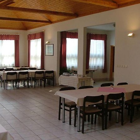 Martineum Felnottkepzo Akademia Hostel โซมบ็อตเฮย์ ภายนอก รูปภาพ