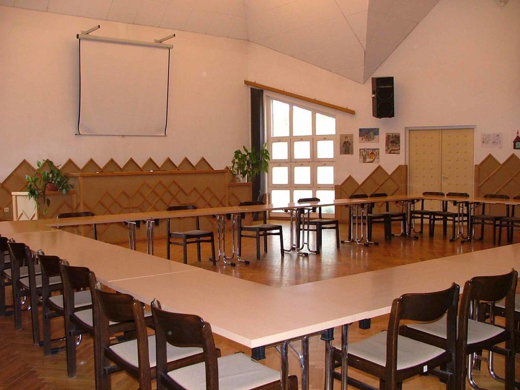Martineum Felnottkepzo Akademia Hostel โซมบ็อตเฮย์ ภายนอก รูปภาพ