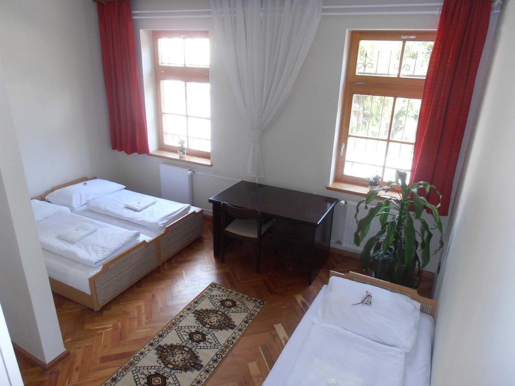 Martineum Felnottkepzo Akademia Hostel โซมบ็อตเฮย์ ห้อง รูปภาพ