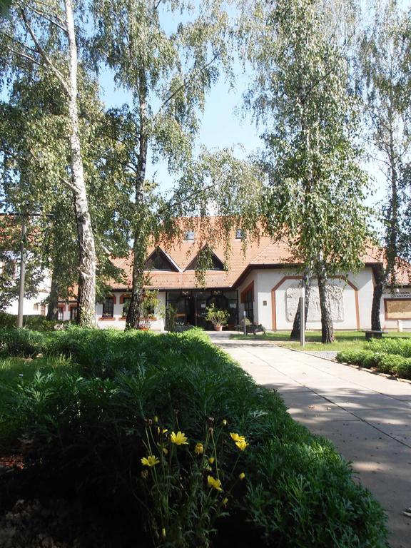 Martineum Felnottkepzo Akademia Hostel โซมบ็อตเฮย์ ภายนอก รูปภาพ
