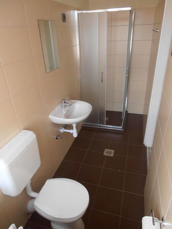 Martineum Felnottkepzo Akademia Hostel โซมบ็อตเฮย์ ห้อง รูปภาพ