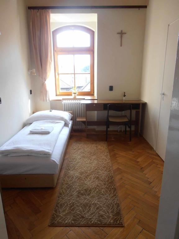 Martineum Felnottkepzo Akademia Hostel โซมบ็อตเฮย์ ห้อง รูปภาพ