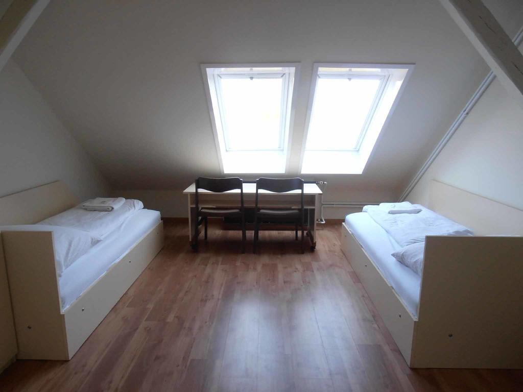 Martineum Felnottkepzo Akademia Hostel โซมบ็อตเฮย์ ห้อง รูปภาพ