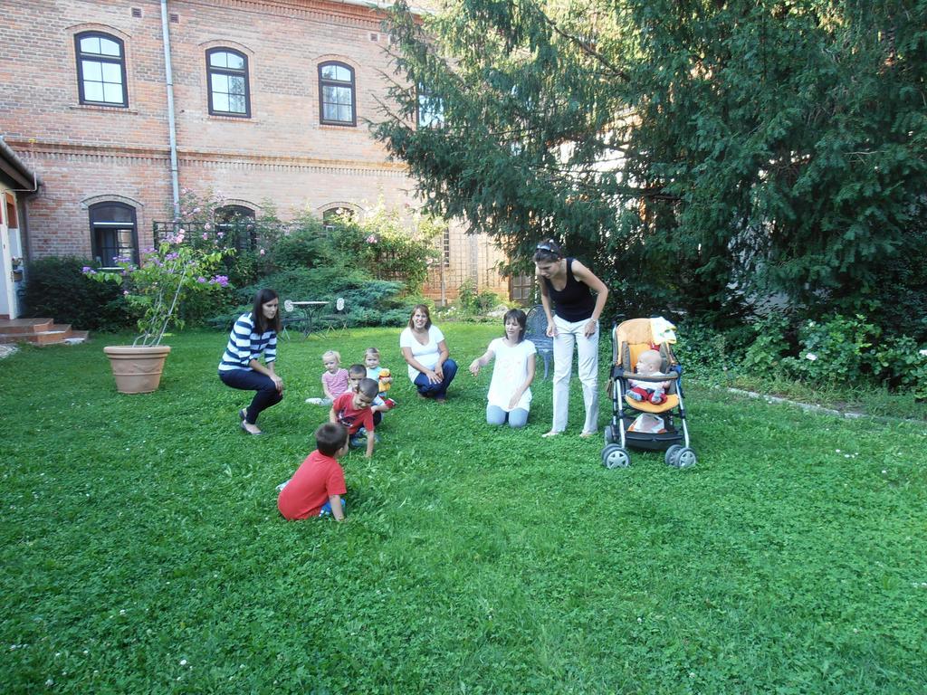 Martineum Felnottkepzo Akademia Hostel โซมบ็อตเฮย์ ภายนอก รูปภาพ
