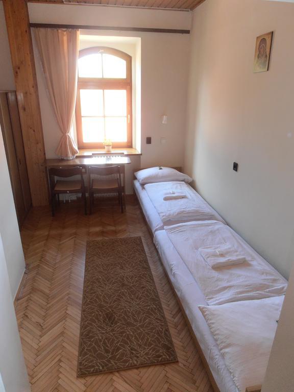 Martineum Felnottkepzo Akademia Hostel โซมบ็อตเฮย์ ห้อง รูปภาพ