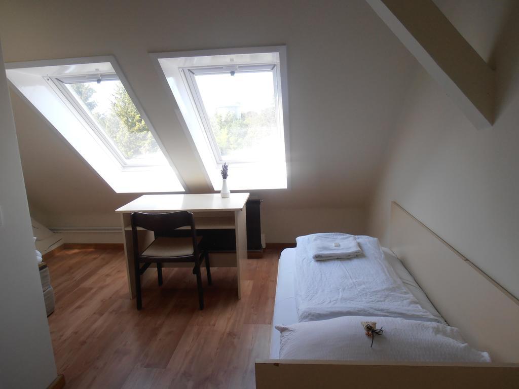 Martineum Felnottkepzo Akademia Hostel โซมบ็อตเฮย์ ภายนอก รูปภาพ
