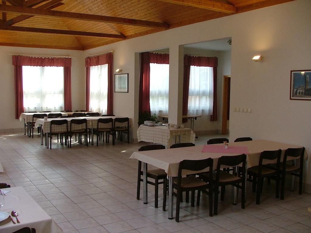 Martineum Felnottkepzo Akademia Hostel โซมบ็อตเฮย์ ภายนอก รูปภาพ